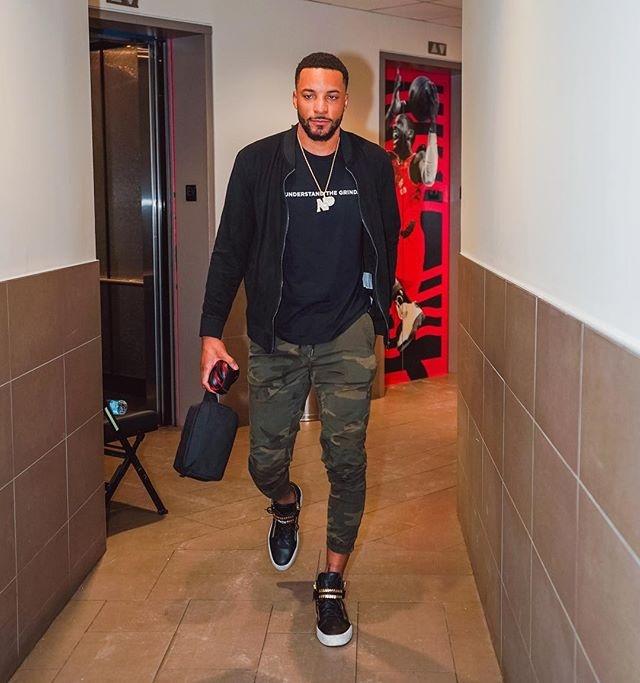 米体：维卡里奥因被自家球迷嘘而失望，考虑加盟国际米兰（米体：遭主队球迷嘘声打击，维卡里奥失望并考虑转投国际米兰）