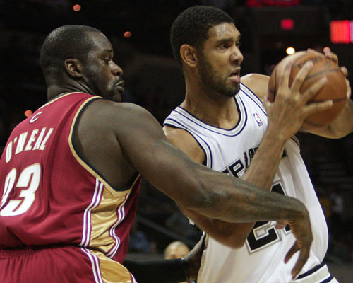 欧文连续助攻全队配合默契（欧文连送妙传，球队默契十足）