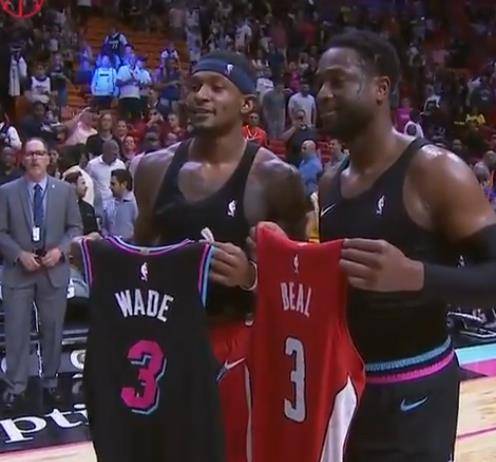 南通发布：苏超南通队载誉而归，3000多名球迷迎接城市英雄（南通发布：苏超南通队凯旋，三千余球迷迎接城市英雄）