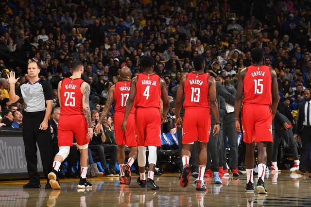 圣诞树入镜！杨瀚森更新社媒晒与奥登合影并配文：12月（杨瀚森社媒晒与奥登合照：圣诞树作背景，配文12月）