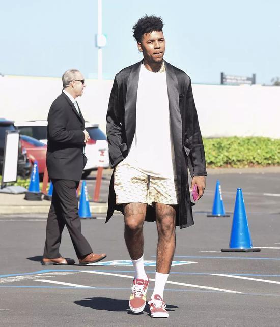 恩德里克的父亲指向皇家马德里：巴西新星的困境与出路（父亲将矛头指向皇马：巴西新星恩德里克的瓶颈与破局）