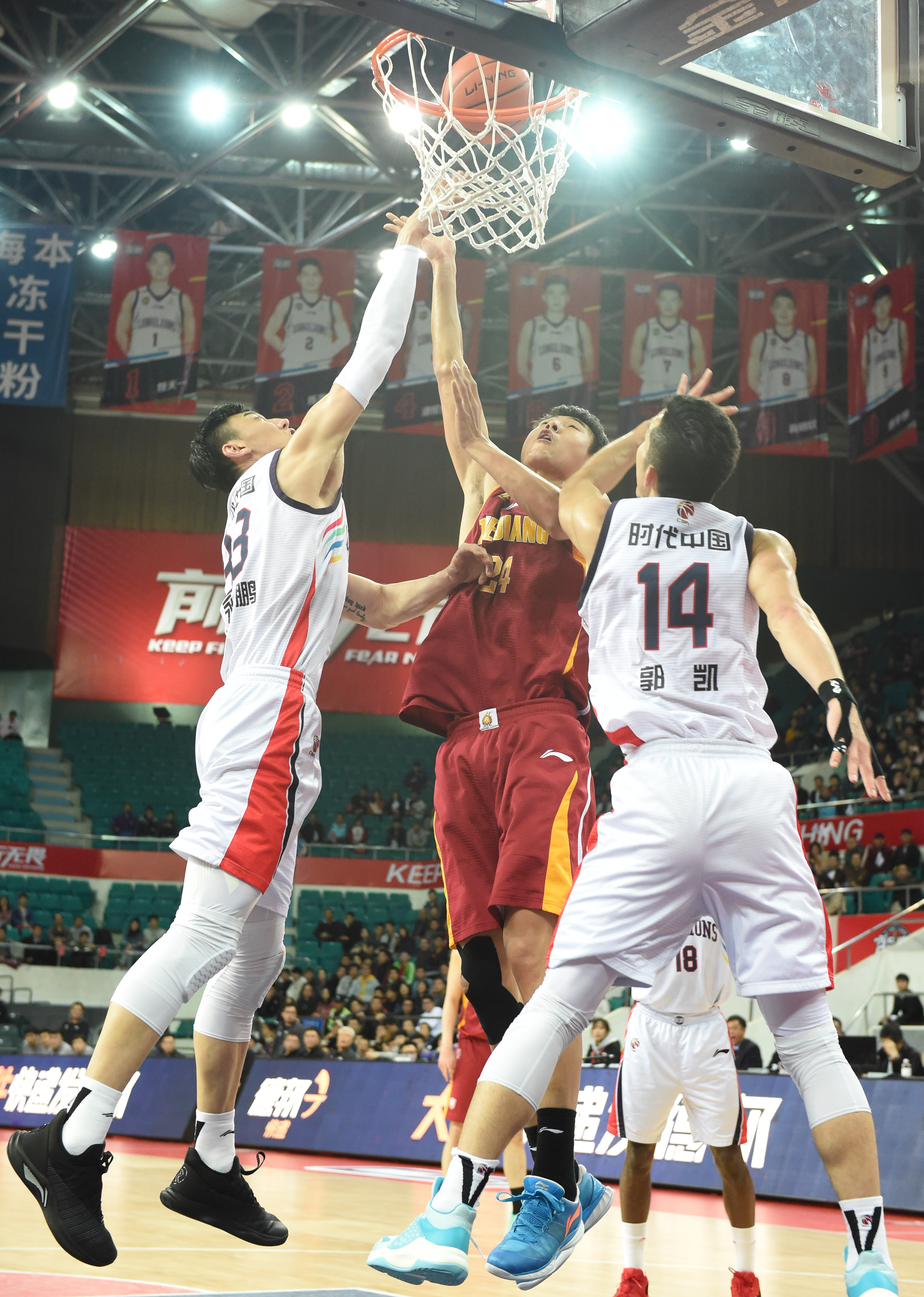 赢了球，却被骂上热搜（赢下比赛，骂声却冲上热搜）